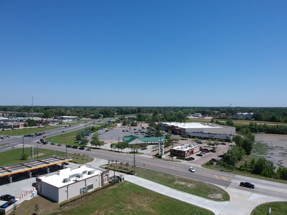 Albertson's Anchored Center: 15168 Airline Highway, Baton Rouge, LA 70817